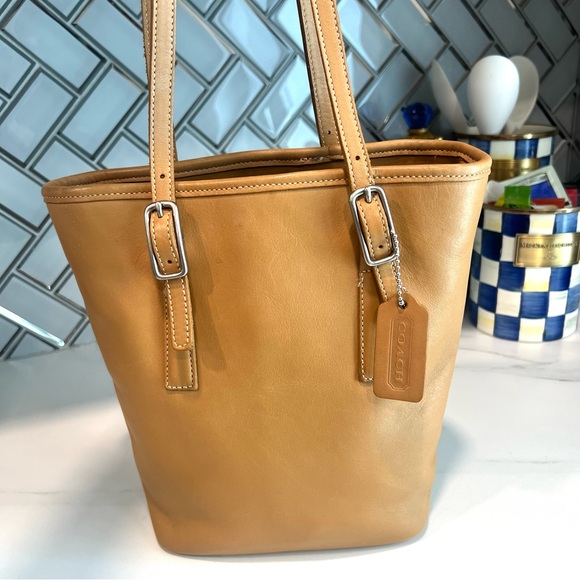 COACH TAN LEATHER BUCKET BAG WITH SILVER HARDWARE - Picture 2 of 15